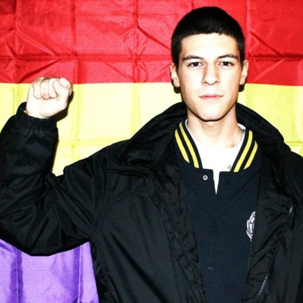 Tuitero enrojecido, bueno más bien rojo entero. Futuro químico lider mundial, o eso espero, estudio para ello. En serio: Marxista-Leninista, Republicano.☭