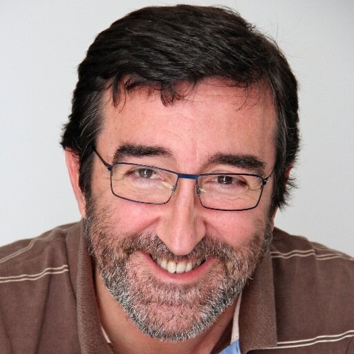 Periodista y profesor de Comunicación Audiovisual en la Universidad de A Coruña.