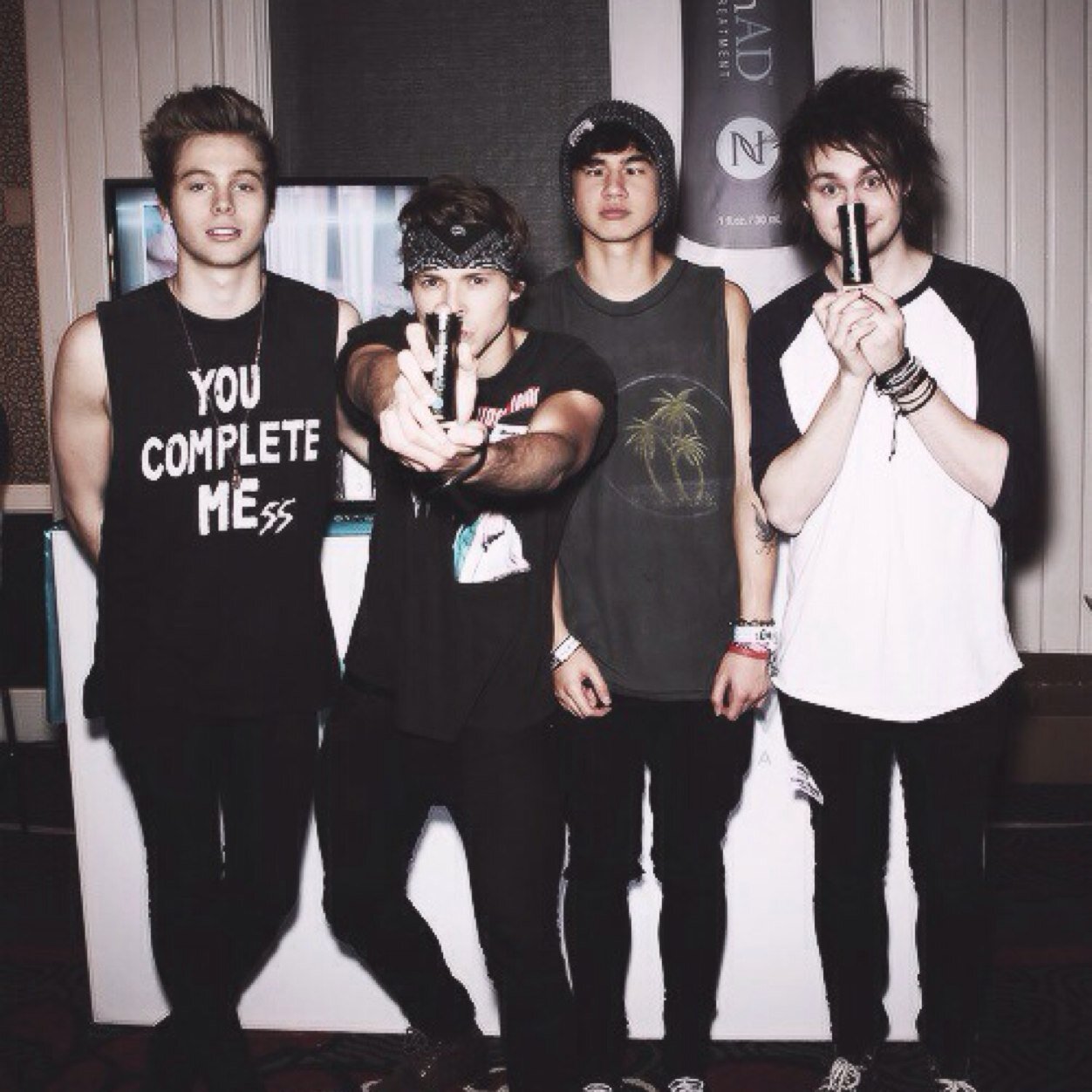 Y'all go follow @equatorialcalum bc she just gave you a free follow ayay ((follows baxk))