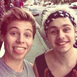 _OneAvrilCyrus's profile picture. The words I need to hear to always get me through the day and make it ok 
I miss you