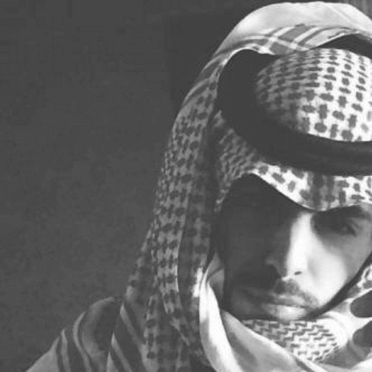 طآلب جامعةة من موآليد جماد الثآني1414،عآشق لإلتقآط آلصور،هآوي للقراءة عن الحزن ، يحكمني مزاجي كثيراً آتحدث بعفويہ آضحك بشدھ أغار بجنون فآشل ب بوح م يحتويني*