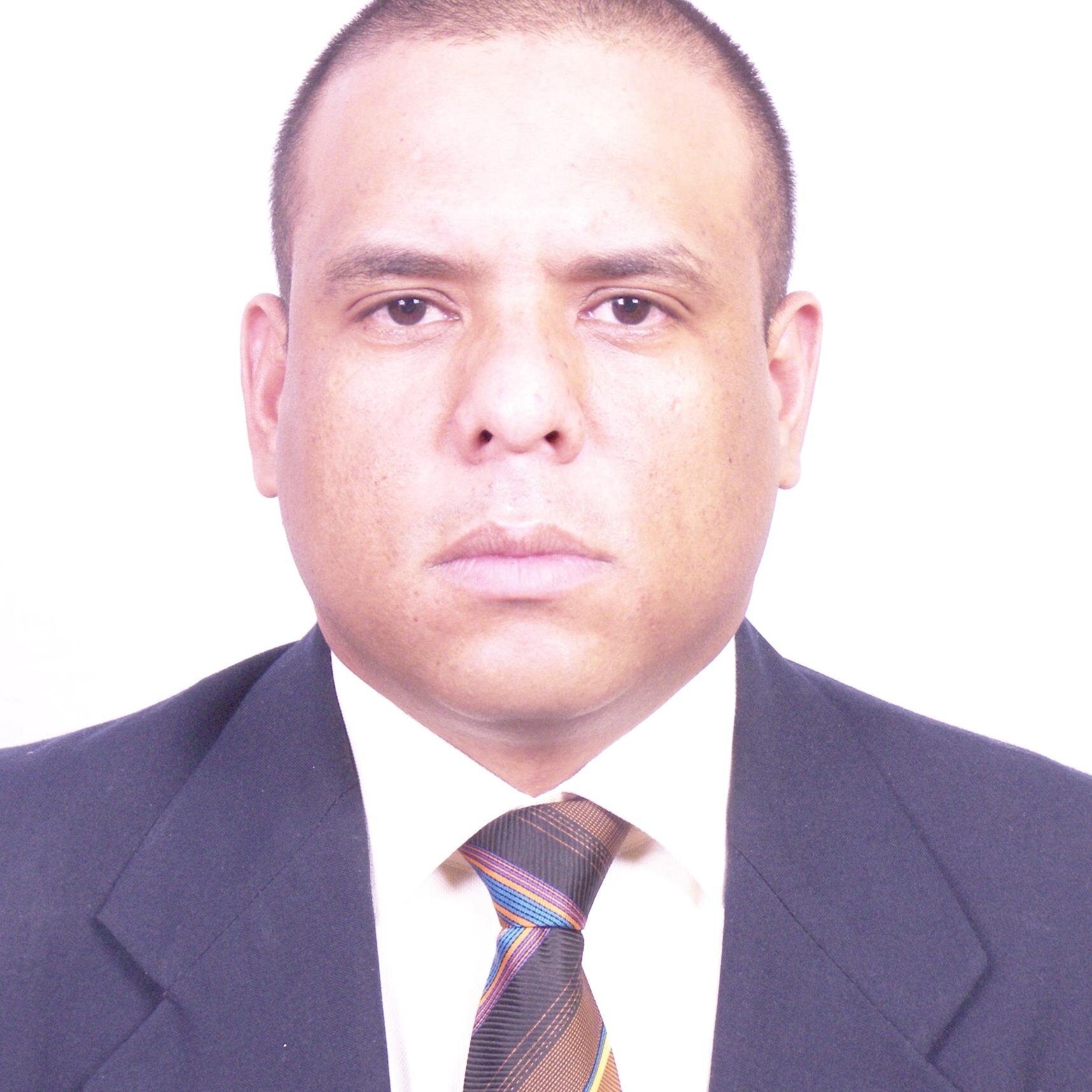 Hijo de la Luz divina, Ciudadano, hijo, padre, Contador de Público de profesión y Profesor Universidad de Oriente Núcleo Anzoategui.