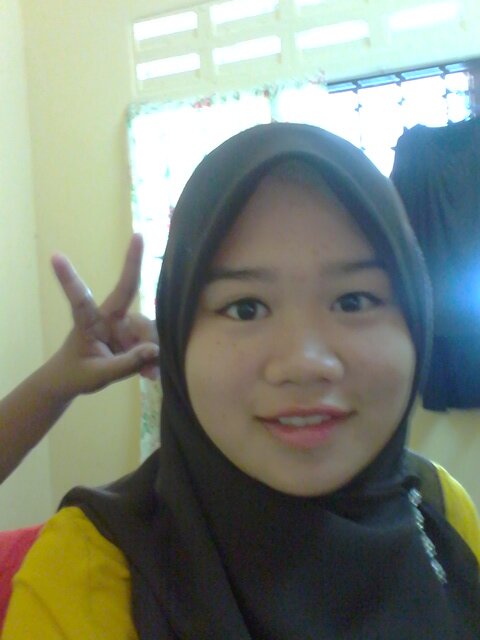 im fitri sufia . 17 y/o . kluang . taken :)