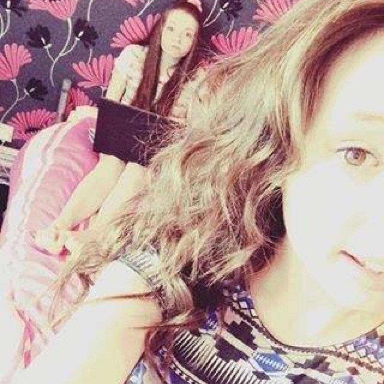 Love one direction,magcon,iggy azalea,the vamps,5sos,jls 
Love being with mates