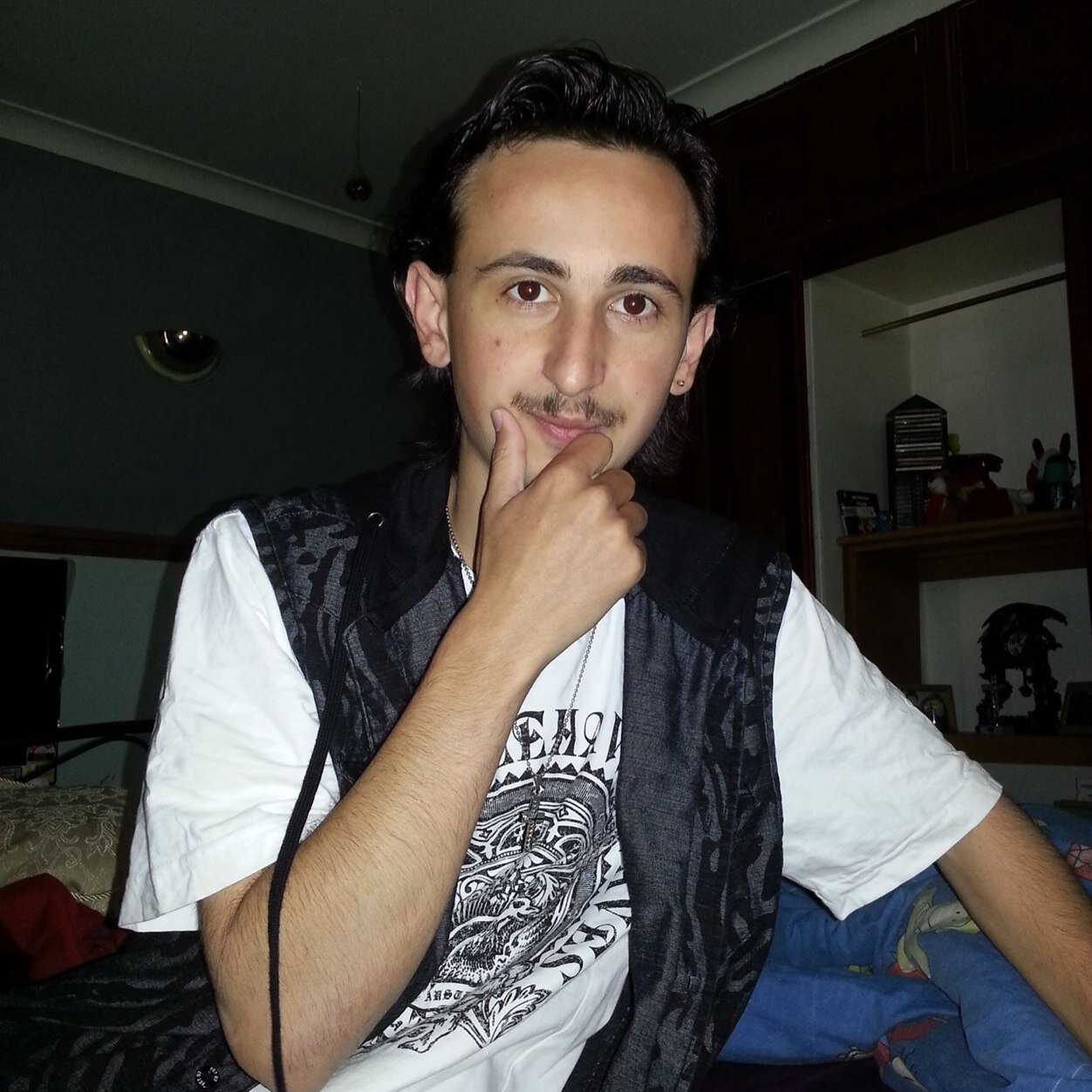 hello :) hey guys im tony a classic normal guy love to have fun and party when i can
