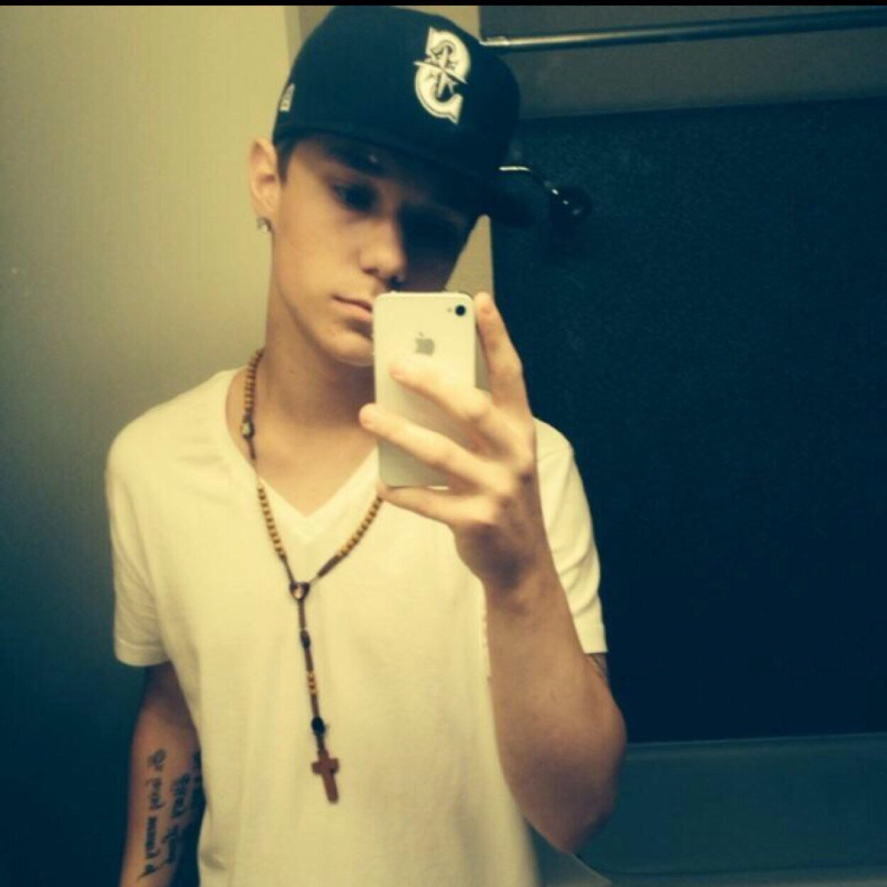 Follow me or suck a dick hoe!(;