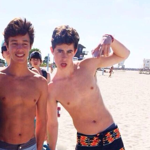 I gave you a free follow, so go follow @LY_NashandCam :3 ly ♥