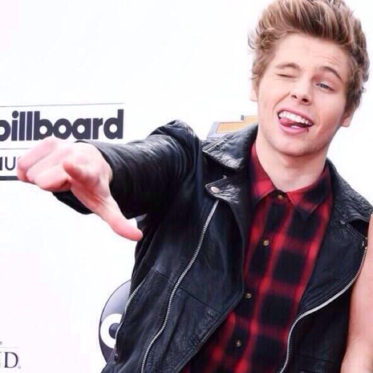 Hi Babe! Please follow @HnnhQnns ! Thank you. I love you xx Just tweet her 'cheeseburger' for a follow back.