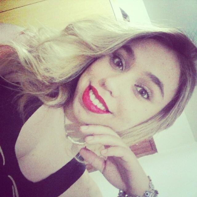 cânceriαnα&meu sobrenome é sentimento, vivo α flor dα pele.Sou teimosα, orgulhosα, ciumentα&sonhαdorα,tenho mil dentro de mim.Tricolor roxα&intensαmente feliz ☮