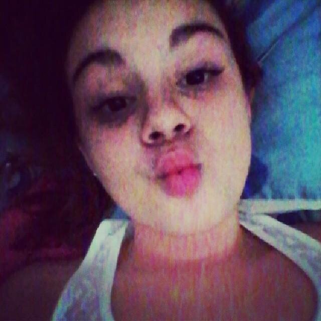15 anos. Simpática, porém tímida, noiva. Escorpiana.