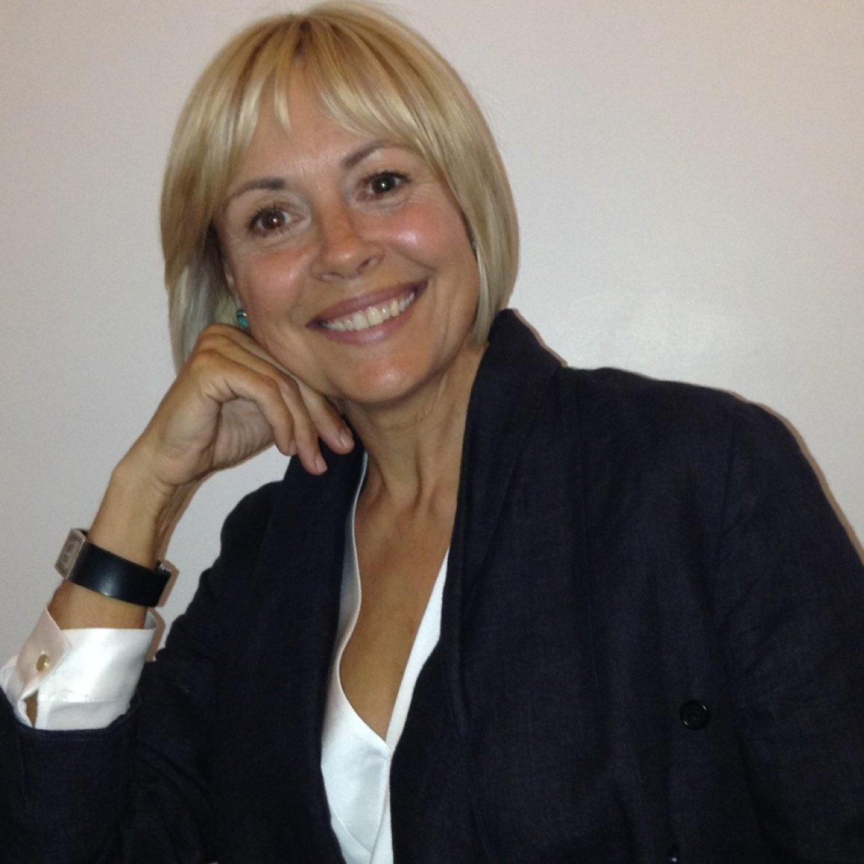 EMDR Integrative Psychotherapy, CBT, Master NLP, Clinical hypnotherapy, Holistic Massage, Reiki, Dance Movement therapy. Trauma sensitive yoga teacher.