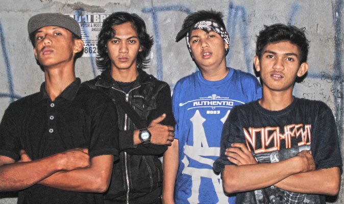 KHATULISTIWA HARDCORE EST 15SEPTEMBER2011 LINE UP: @agungB_R | @rizhal_A | @maspopoy | @Ikhwan_ays ttps://t.co/VJ2WWgQADx-DESTROY ENEMY! 
CP:089651623747