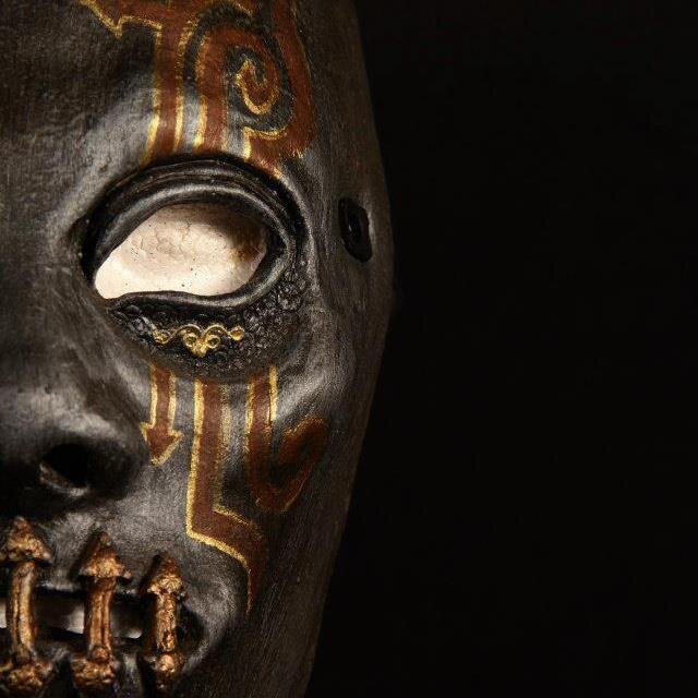 Création Cuir et effets spéciaux : armures, masques, accessoires, maquillages, faux corps, moulage, silicone, latex, matériaux composites..