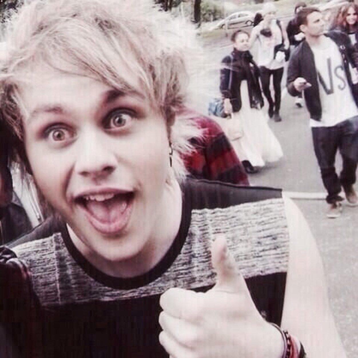☮ •hii cutie, could you please follow @daintyiero it would mean a lot (if you already follow me there thank you ily) and ask for a dm to michael if you want• ☮