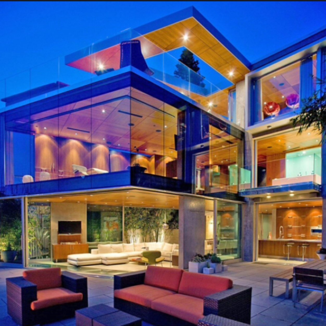 Welcome to sunny Venice Beach. What happens when celebrities are relaxing in the glamorous beach house?