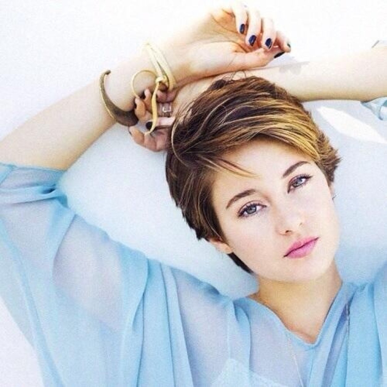 hey, this is a free follow from @dyingbcbooks, so follow her! (: