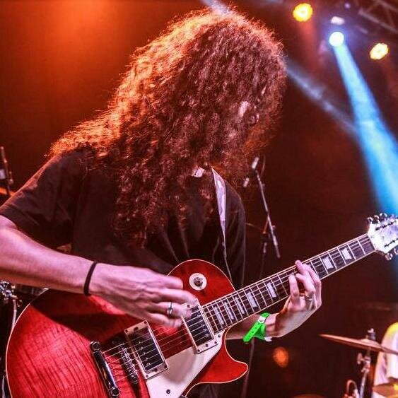 Gaúcho. Professor. Juventudista. Guitarrista. Tradutor. Jogador. Narrador.