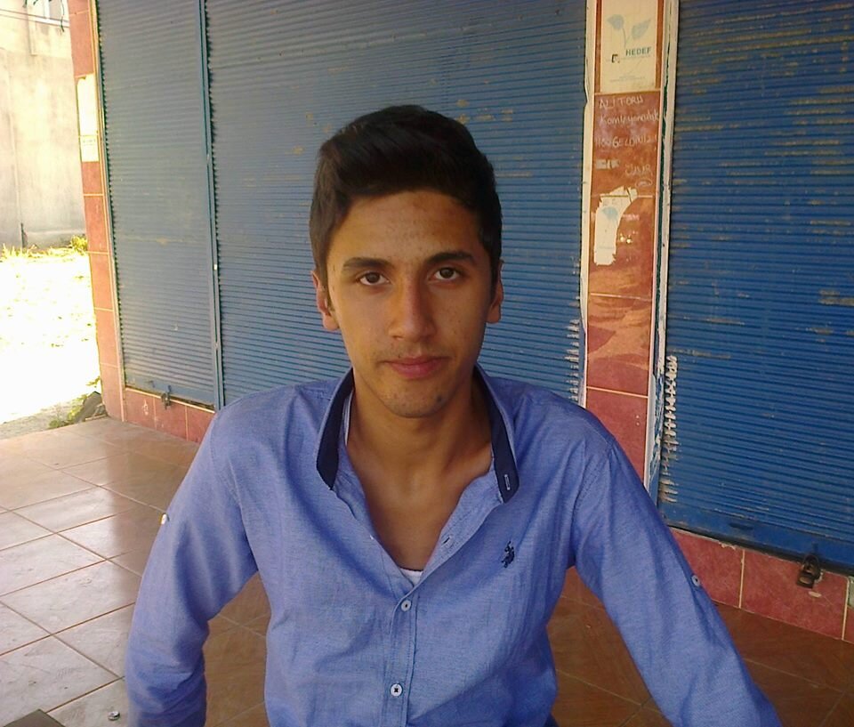 ozgurdemir96's profile picture. 18 yaşındayım, yaşamaktan sıkılmayıp kendimi yakmazsam; 75-80 yaşında ölmeyi düşünüyorum