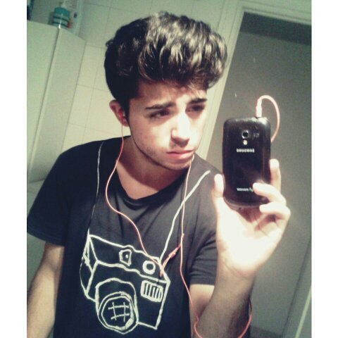 StoPichon's profile picture. Estudiante de Pedagogía en la US y del Conservatorio Superior Manuel Castillo