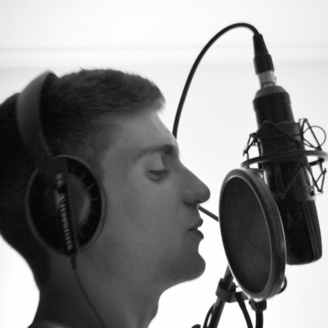 CaeoneAC's profile picture. Escritor a media jornada 🎵📖✏️