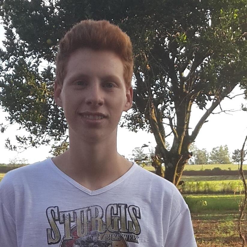 Eu sou um gαroto como todos os outros,
 só estou vivendo diαs iguαis, de mαneirαs diferentes !
Gosto de αproveitα α vidα !