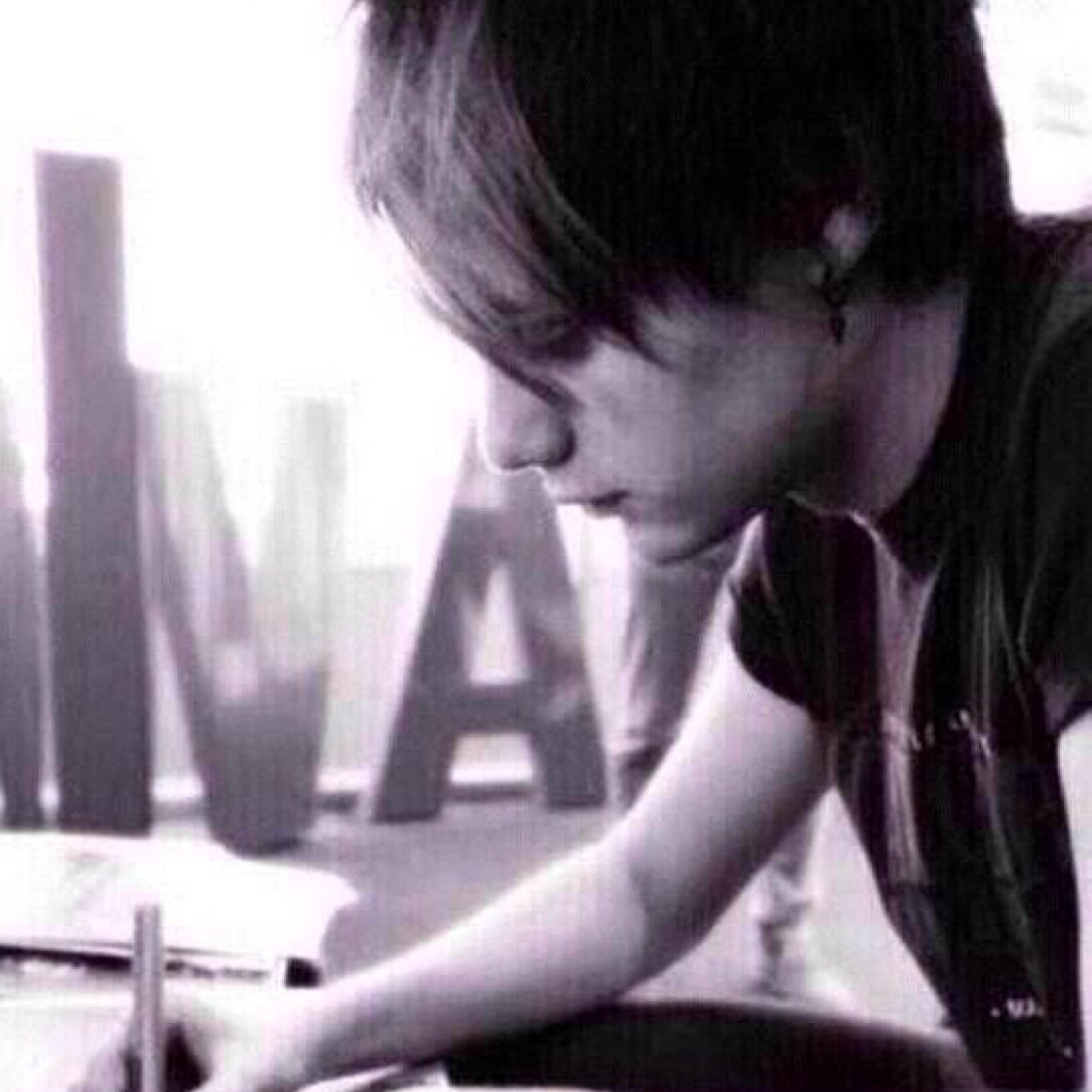 follow @ilynohemmo she lost her account and deserves all of them back, mmkay? thanks. x