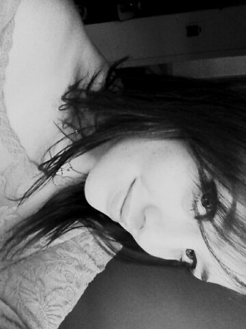 Não quero ter a terrível limitação de quem vive apenas do que é passível de fazer sentido. Eu não: quero uma verdade inventada.
Clarice Lispector