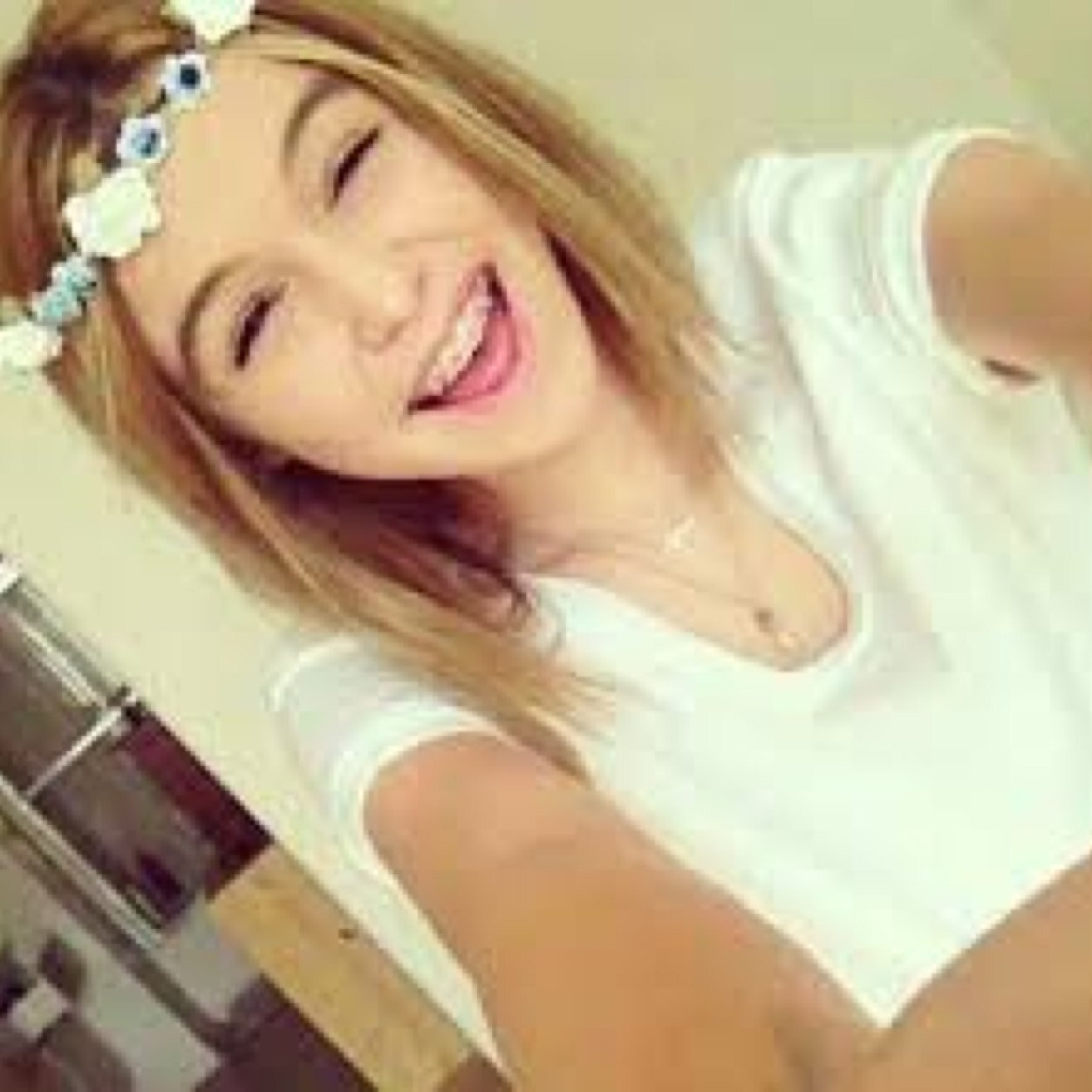 @ilynohemmo : lost 10k. help her get them back? she follows back if asked.