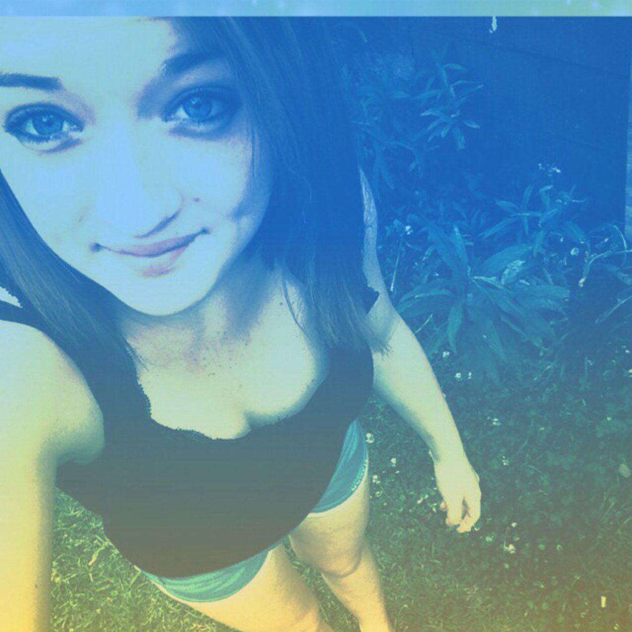 im a country girl love mudd riding.. i love bad boys and im sweet as can be and i play guitar