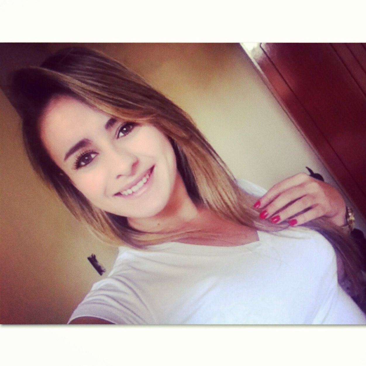 Cabelo solto, sorriso fácil, despreocupado