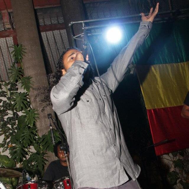 Lcdo en Producción de Radio y Tv, Camara Man ,Vocalista de la Banda de Reggae Istmica Roots .