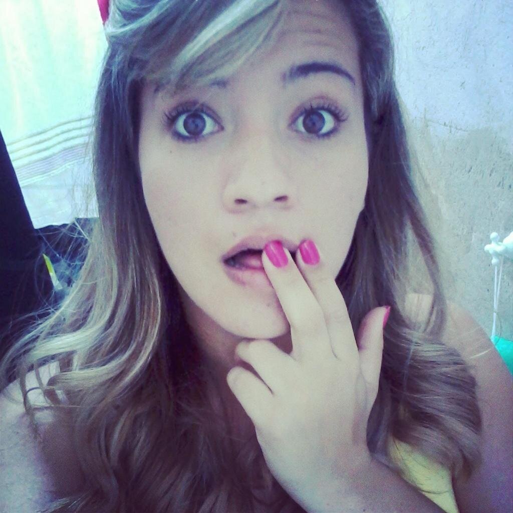 Atriz, famosa e bem sucedida ! Ok, não é meu caso, mais sou gente boa (: