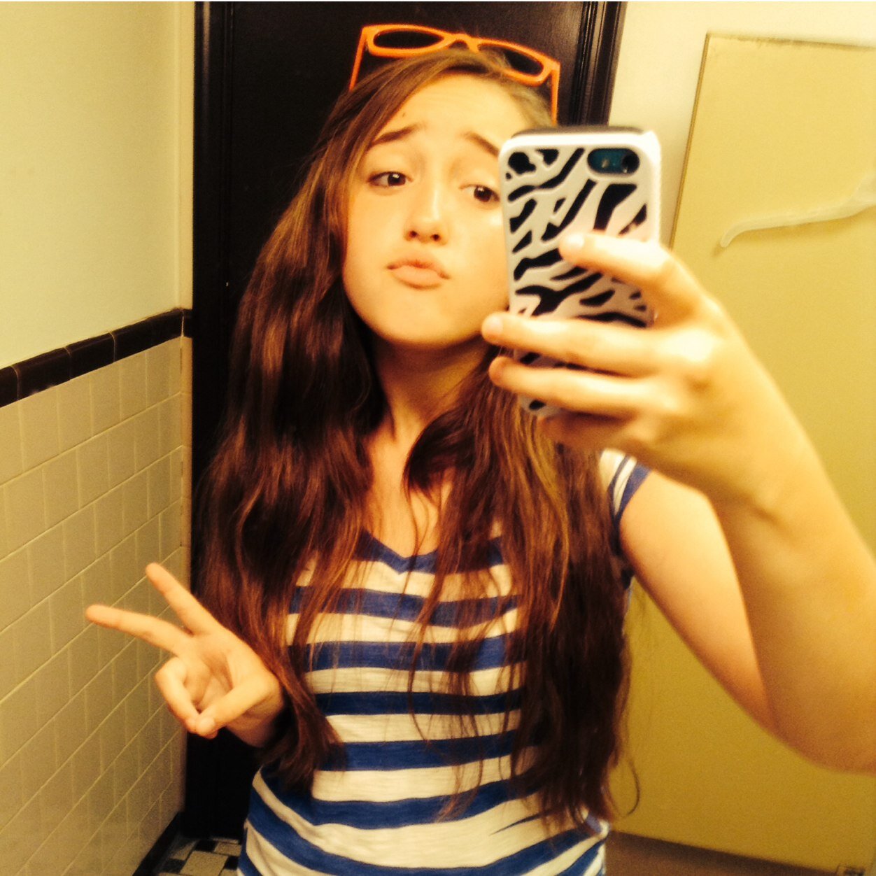 Taken . I go to EMS. Country. Dallas cowboys fan. Go follow me on instagram @crazycountrygirlscw