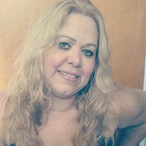 Sou eu mesma sempre, sem mentiras sem meios termos sou mulher daquela que adora ganhar flores,não sou bela ,mas nem fera,sou apenas alguem querendo ser feliz!
