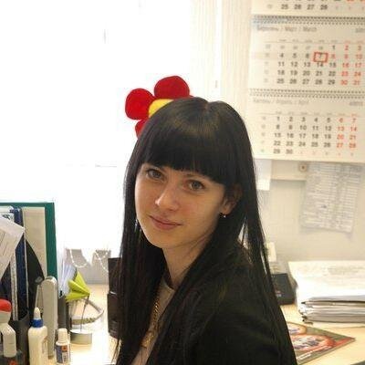 По жизни довольно интересная. Стараюсь мыслить легко и просто. Живу в замечательном городе. Люблю разговаривать.