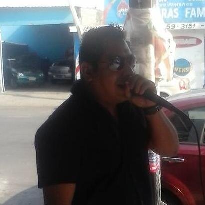 Poeta por tacos, loco de atar, trovador q da pinceladas de colo a tu gris realidad