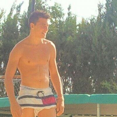 18 añitos , bético , trianero y estudiante de psicología en la US.