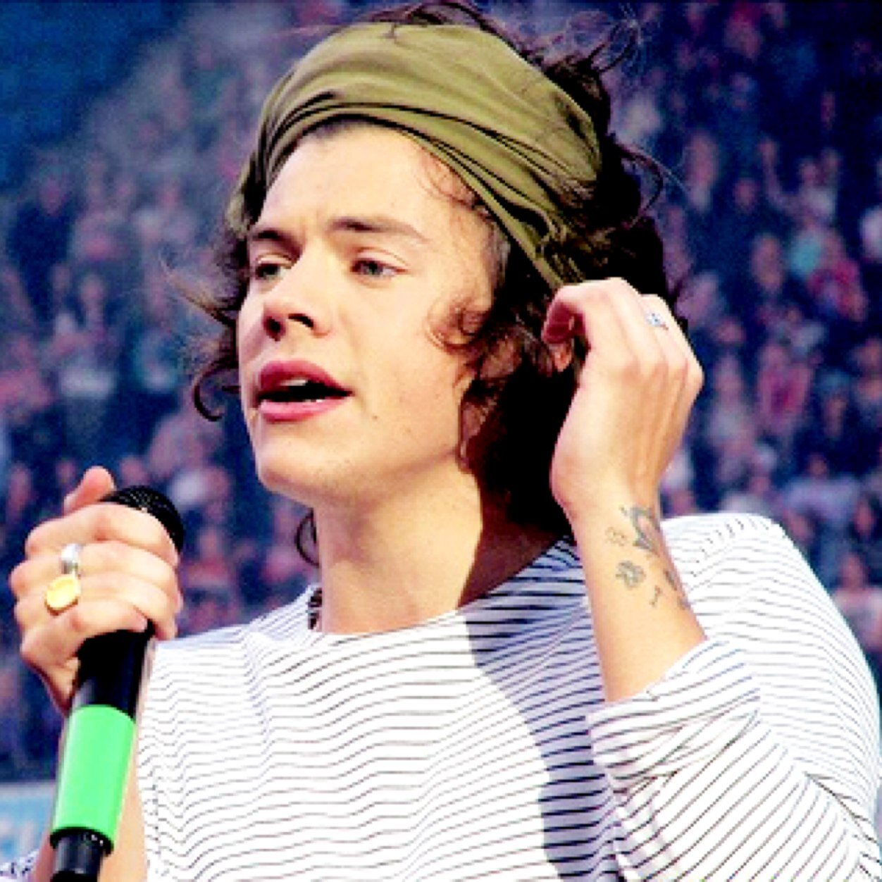 Hey! You just got a free follow! Please follow @chrnniall ! Thx xx