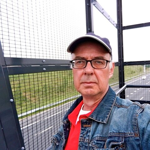 Oud-journalist NH Dagblad. Nwste boek: De kastelenlinie Beverwijk-Heemskerk  (https://t.co/pYqh7kxvYJ). Cadeautip.