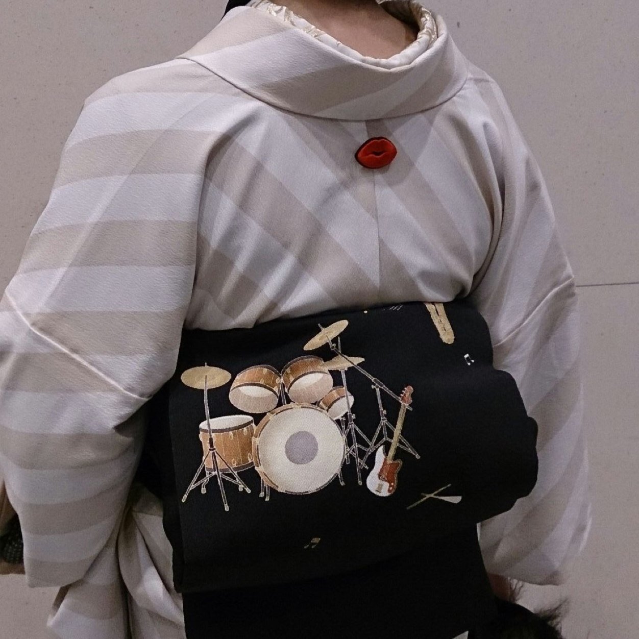 ゴフクヤサンドットコムの人で、着付け講師で、勝負襦袢魅せ襦袢専門店うらもんやの女将です。スガシカオ様と剣道をこよなく愛しております。剣道ガチのやつです。目指せ五段！