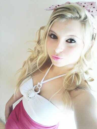 Sou uma menina muito querida,loira,baixinha e solteiraaaa,. E amo minha mana Sophia 3