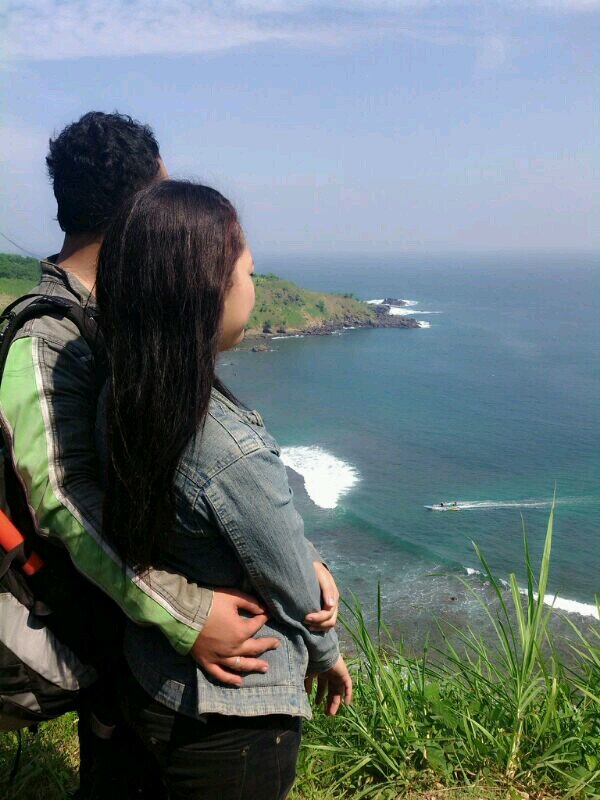 Kalau mau follow boleh, kalau mau jatuh cinta jangan. aku alergi banget sama penghianatan. .__.