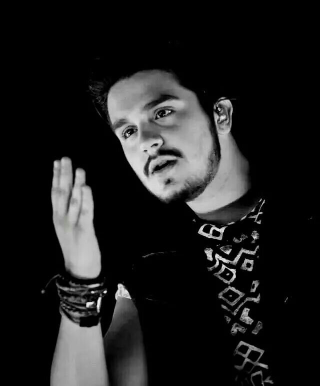 Eu olho um texto, penso em você, te encaixo em cada linha. (@luansantana) | Parceria:@FascinadaNoluan · @GranfinaDoLS |  Fã Clube Oficial ®