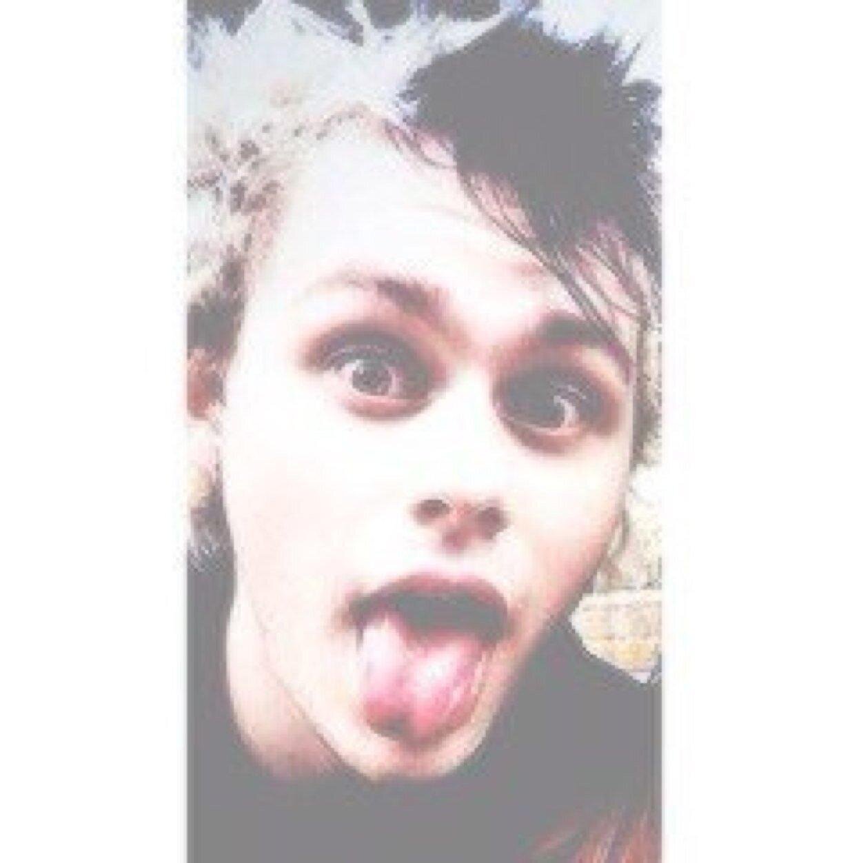 ☮ •hii cutie, could you please follow @daintyiero it would mean a lot (if you already follow me there thank you ily) and ask for a dm to michael if you want• ☮