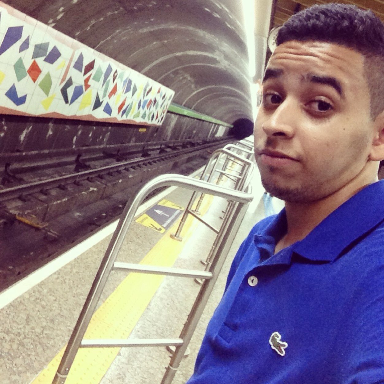 Vivo a cada dia Buscando me conectar com meu Senhor!!! E aprendo com ele o Verdadeiro significado de Meu Filho Amado!!! Sou cantor, Toco teclado, e Sigo Jesus..