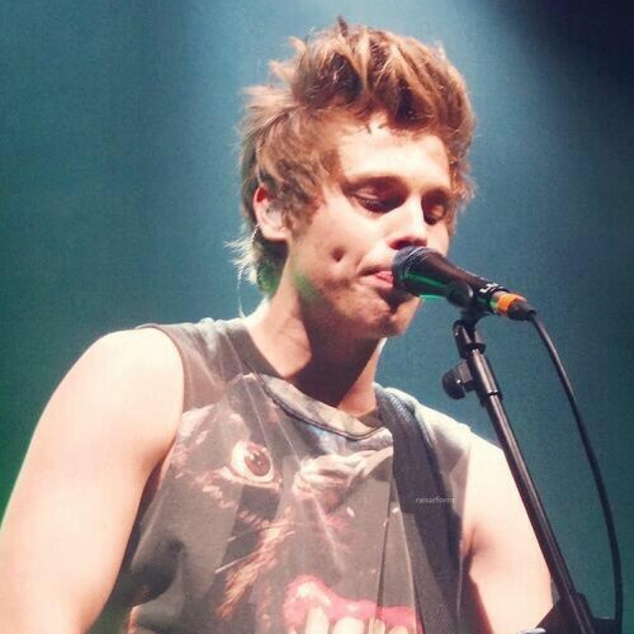 freereadbio13's profile picture. Free follow from @danceforstylesx And @Amazeme5SOS follow them they follow back