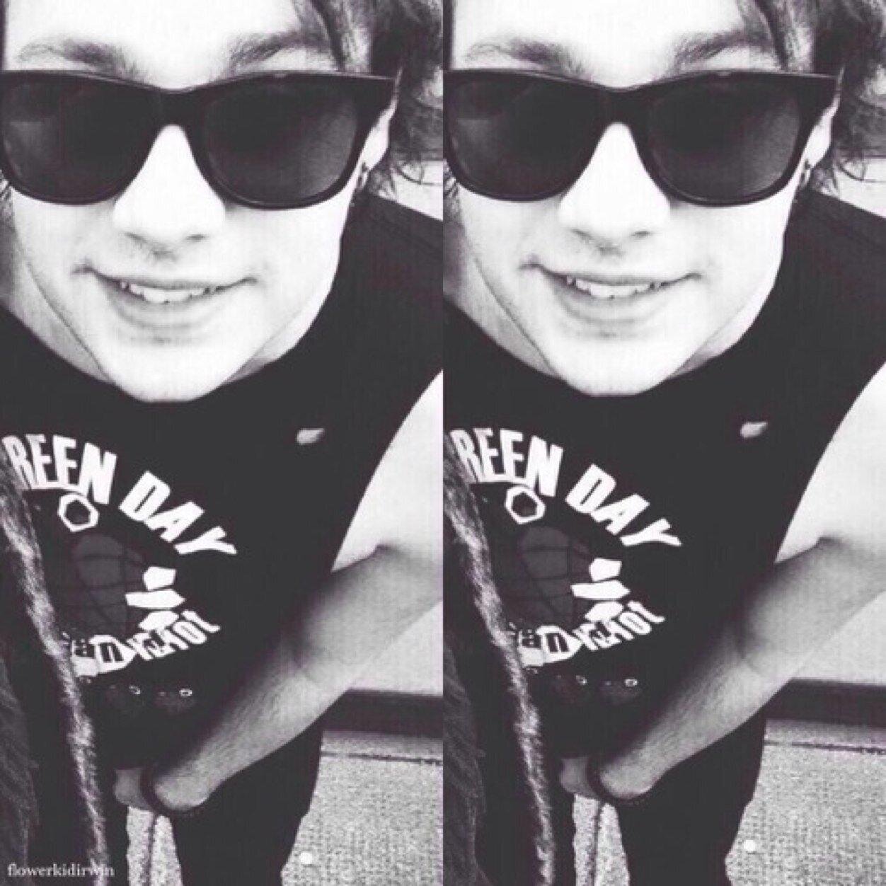 ☮ •hii cutie, could you please follow @daintyiero it would mean a lot (if you already follow me there thank you ily) and ask for a dm to michael if you want• ☮