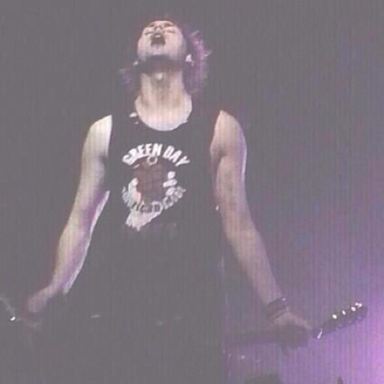 Hey! We are just a BIG group of girls that love 5SOS. We update on the boys and we follow back.
