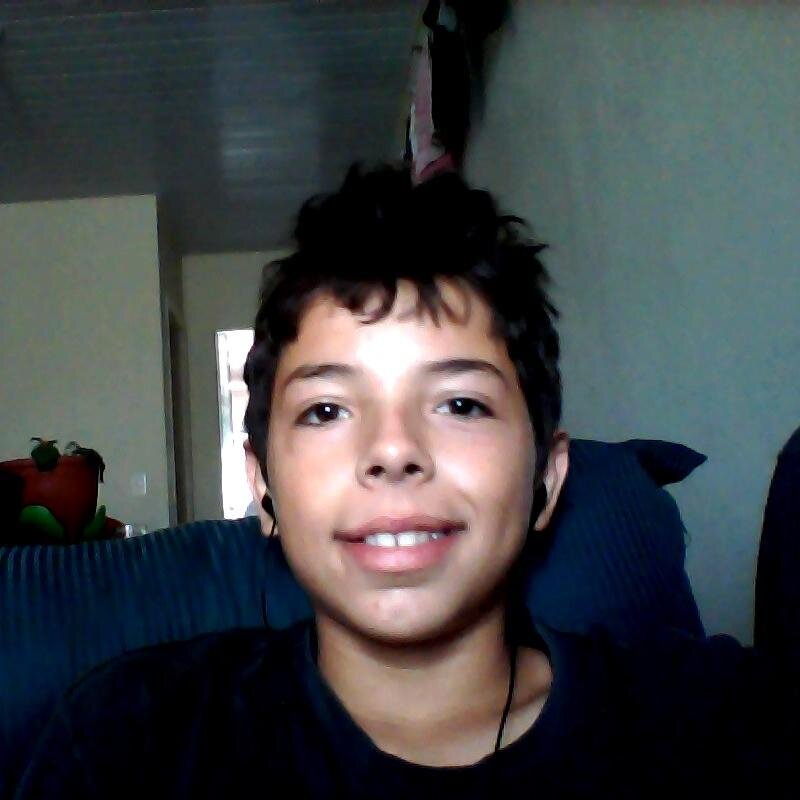 Sou muito bonito, amoroso, tenho duas irmãs que são um pesadelo mais amo todo mundo...yeaah