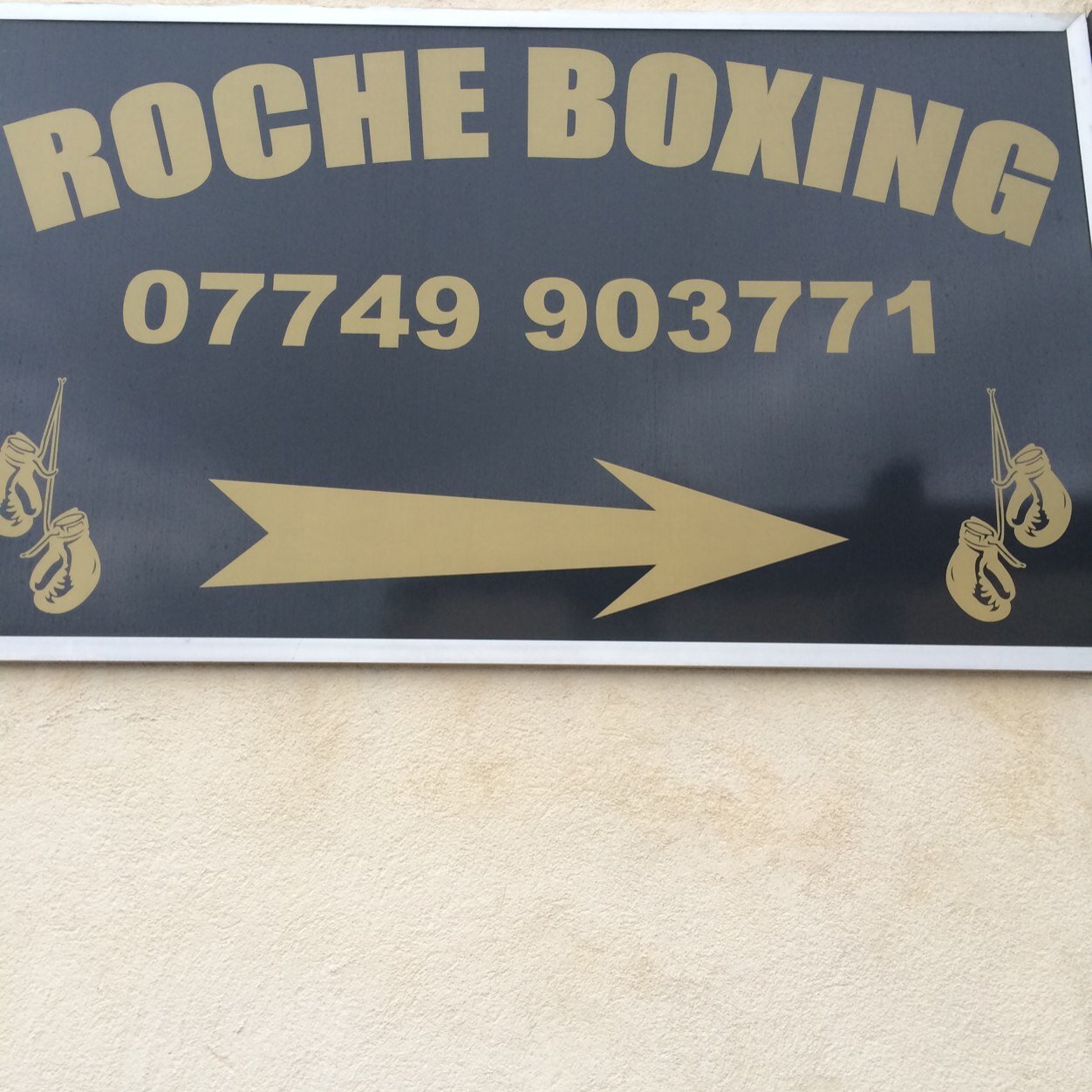 Roché boxing club 64 Briercliffe Road, Burnley, Lancashire, BB10 1UX above brieleys car show room monday-thursdays kids 5pm till 6pm age 10 & over 6pm-8pm